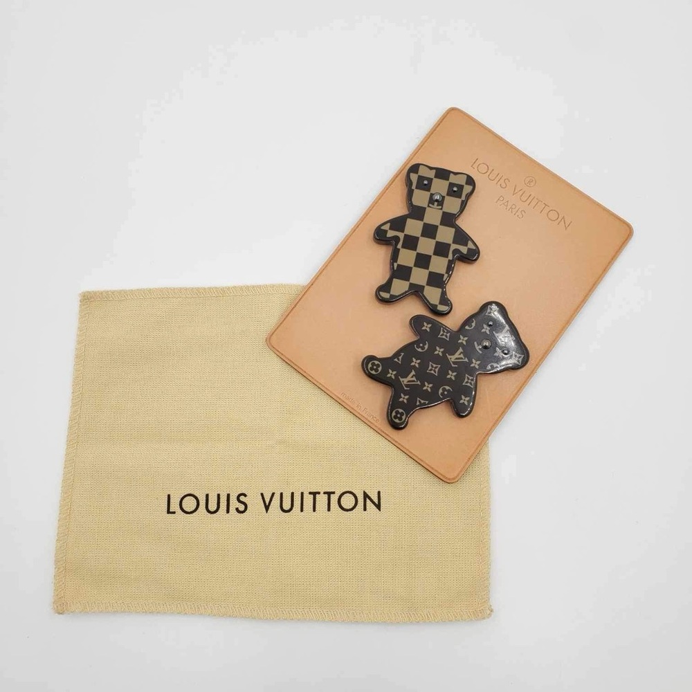 LOUIS VUITTON limited edition 
Brown Resin Bear 🐻 Pin Brooch Set. Super cute!